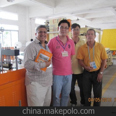 供應國內(nèi)大型專業(yè)廠家生產(chǎn)的全自動無紡布制袋機（圖）