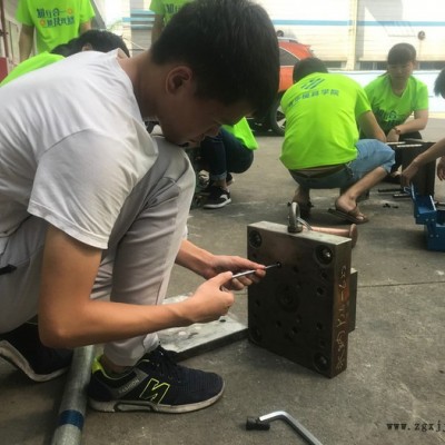 cnc編程培訓內容介紹-青華模具培訓學院15年cnc編程實戰培訓經驗，包教會包推薦就業
