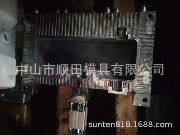 水箱吹塑模具浮球吹塑模具車輪吹塑模具設計加工吹塑加工吹瓶模具示例圖2